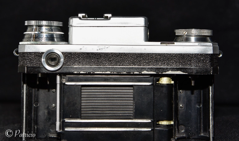 parte de atras de la camara kiev III